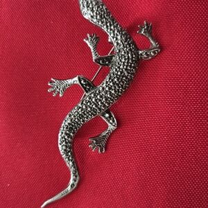 Stylish Silver Lizard Brooch